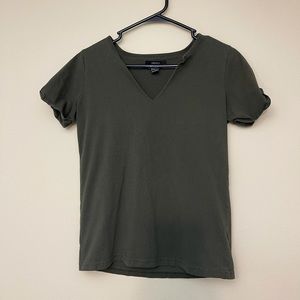 Forever 21 Women’s Small V-Neck Tee Olive